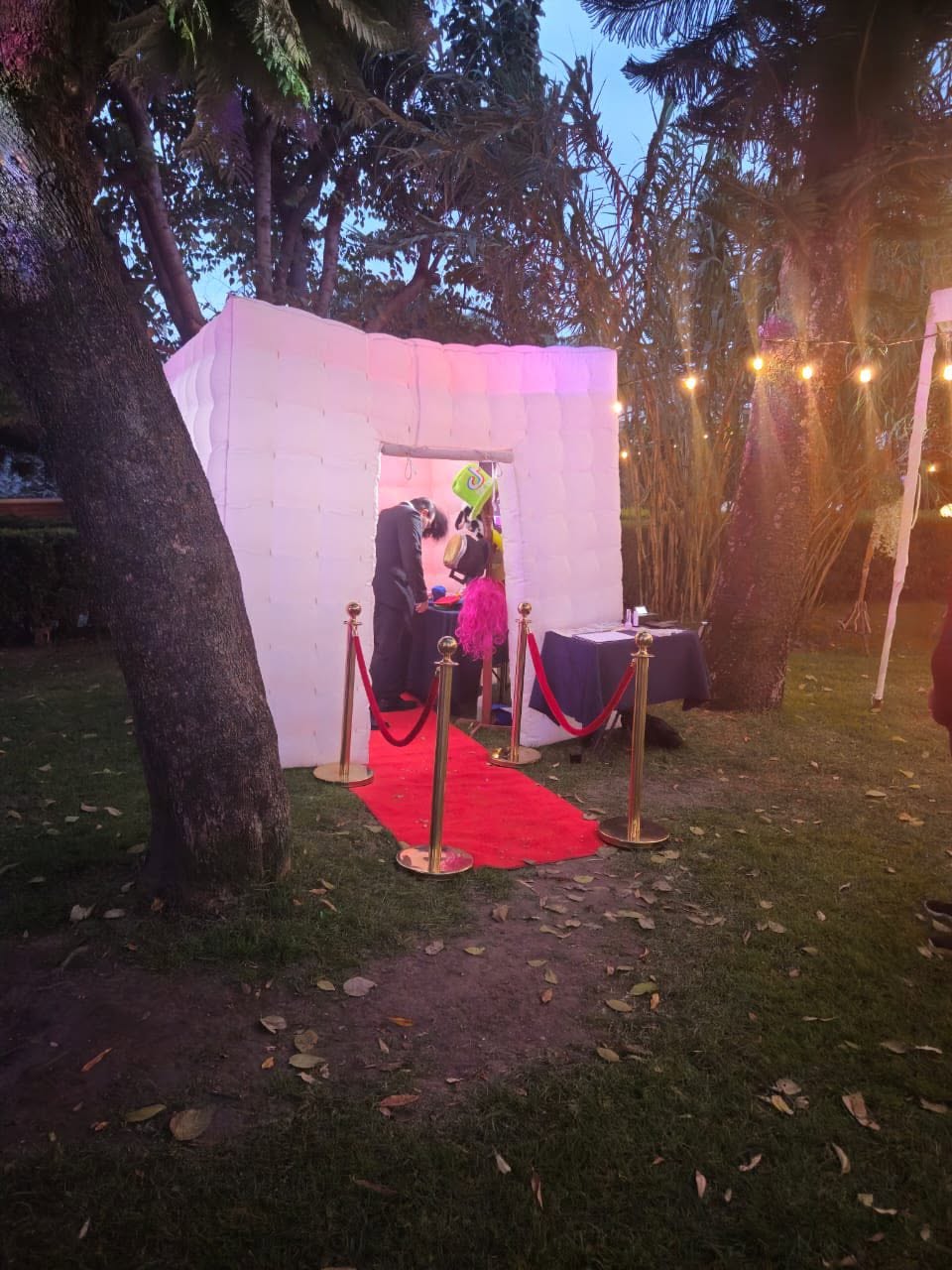 Cabina inflable en jardín con luces