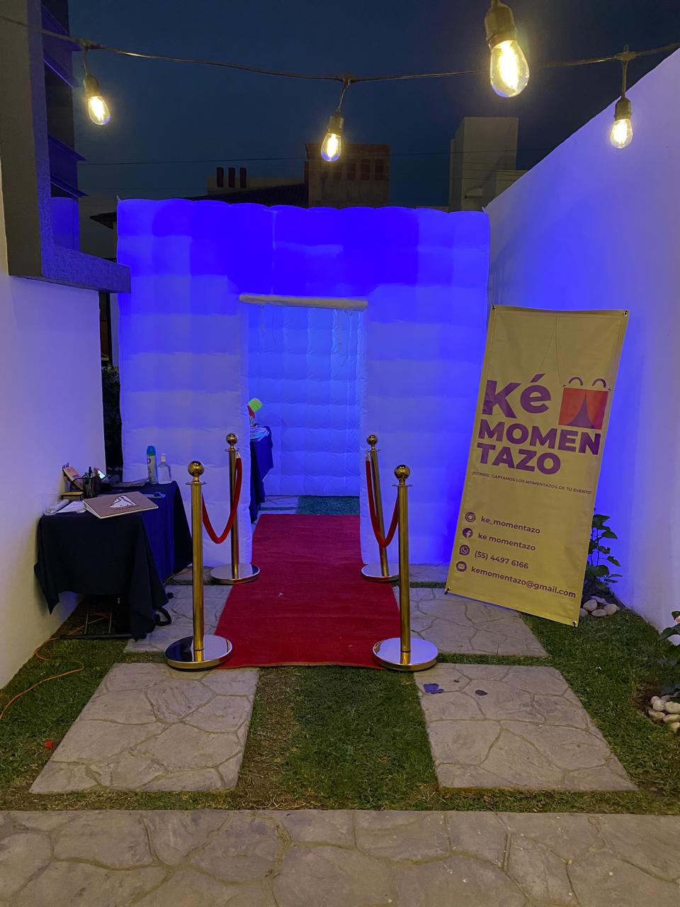 Cabina de fotos inflable iluminada en una fiesta