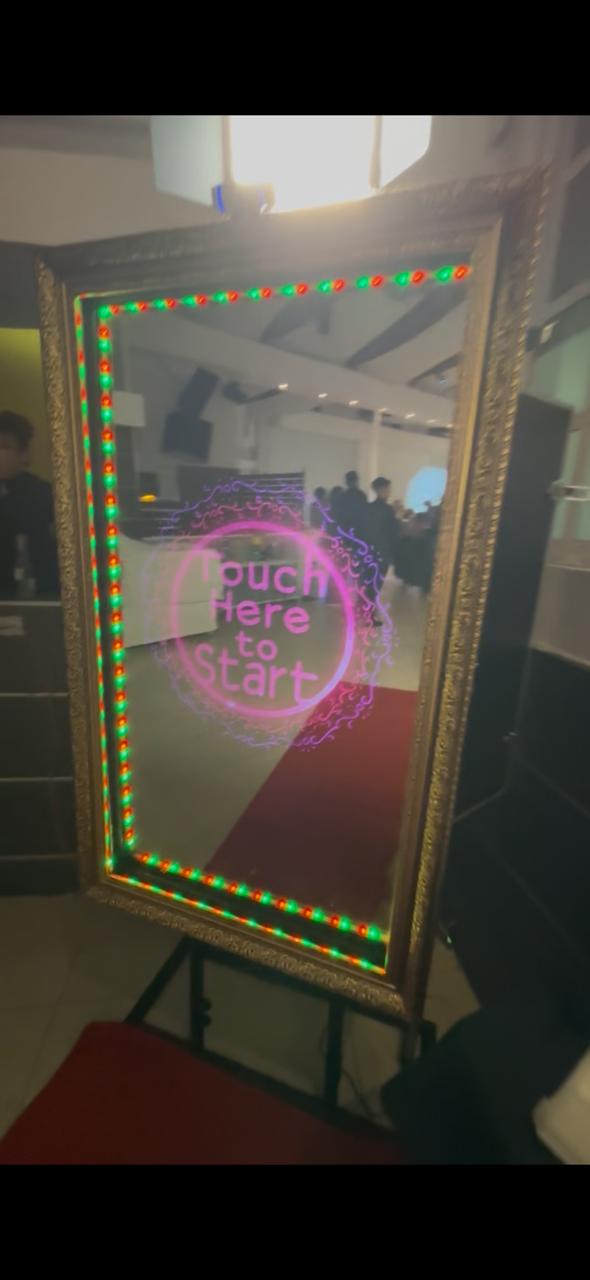 Invitada interactuando con la pantalla del espejo mágico